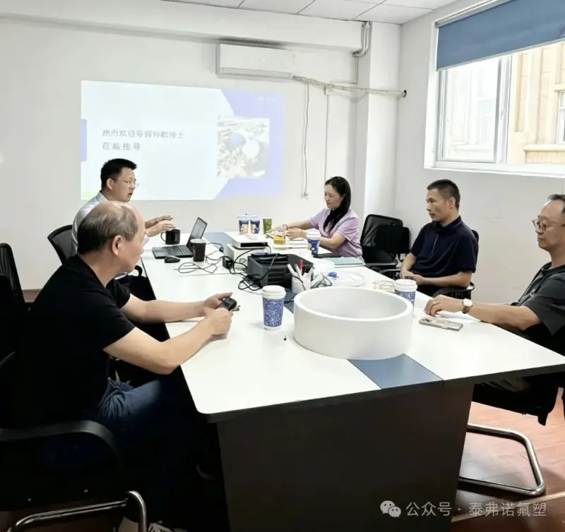 Доктор Чжун Мо, колишній керуючий директор Bosch Rexroth China, відвідує Тайфно
